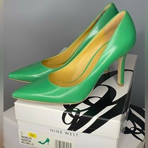 Nine West 3.5” “Martina” leather emerald green heels - size 5